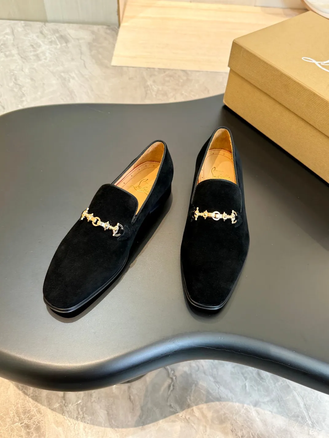 💰960 Christia*.Loubouti* high-end men's business formal leather shoes, original genuine cowhide red sole, imported Italian cowhide outsole, first-layer cowhide, water-dyed cowhide lining, high-end luxury. Size: 39-44 (customized at 38.45.46)✅